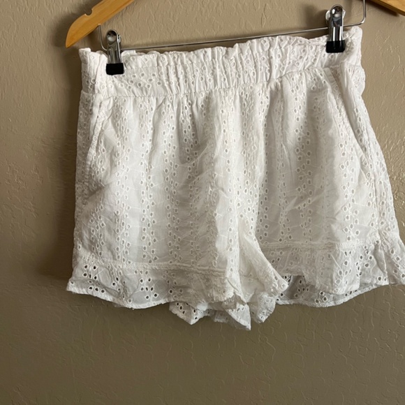 Hollister White Crop top and short set - Picture 4 of 6